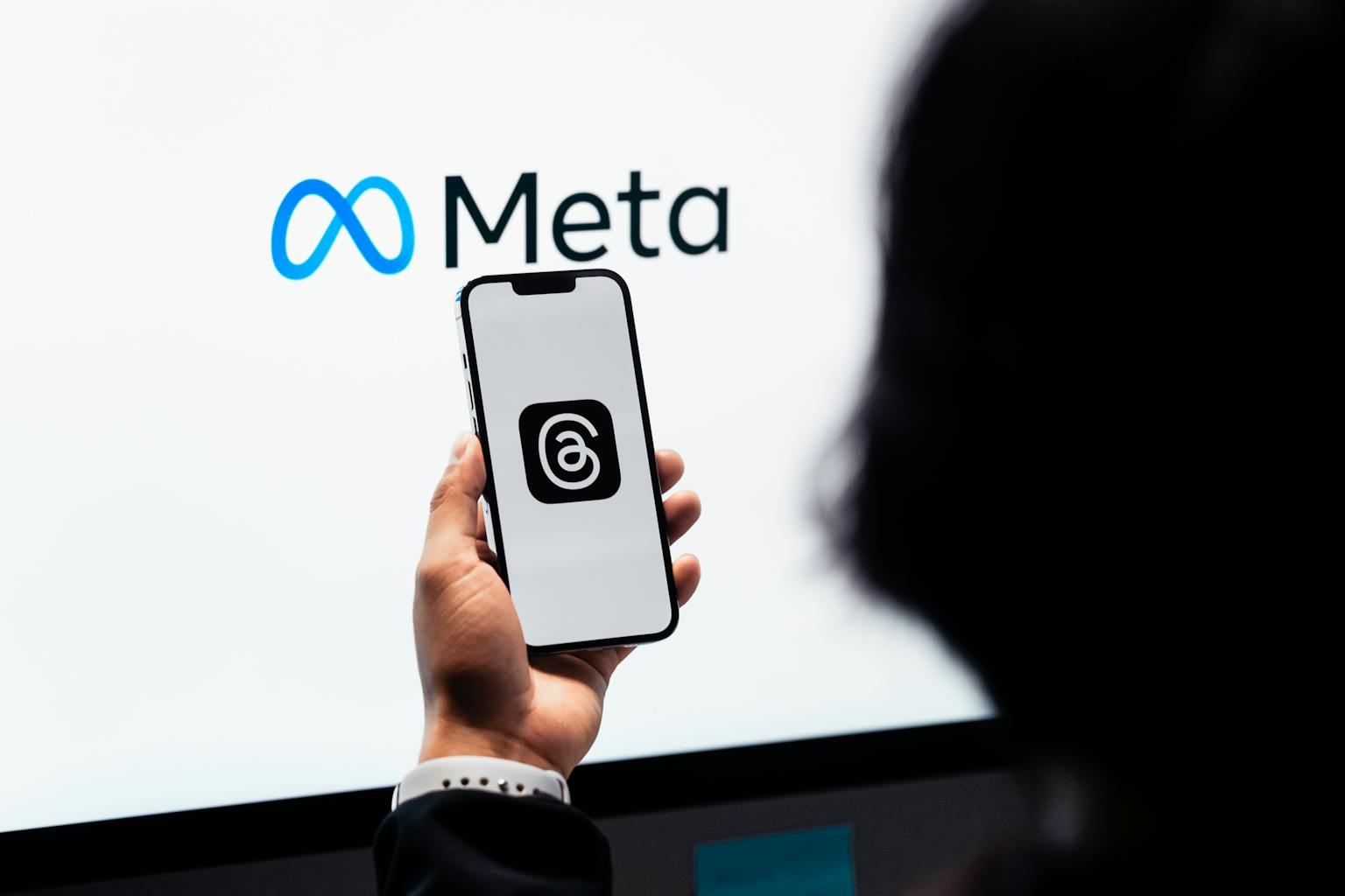 Telefonda Meta uygulaması ve Meta reklam yönetimi